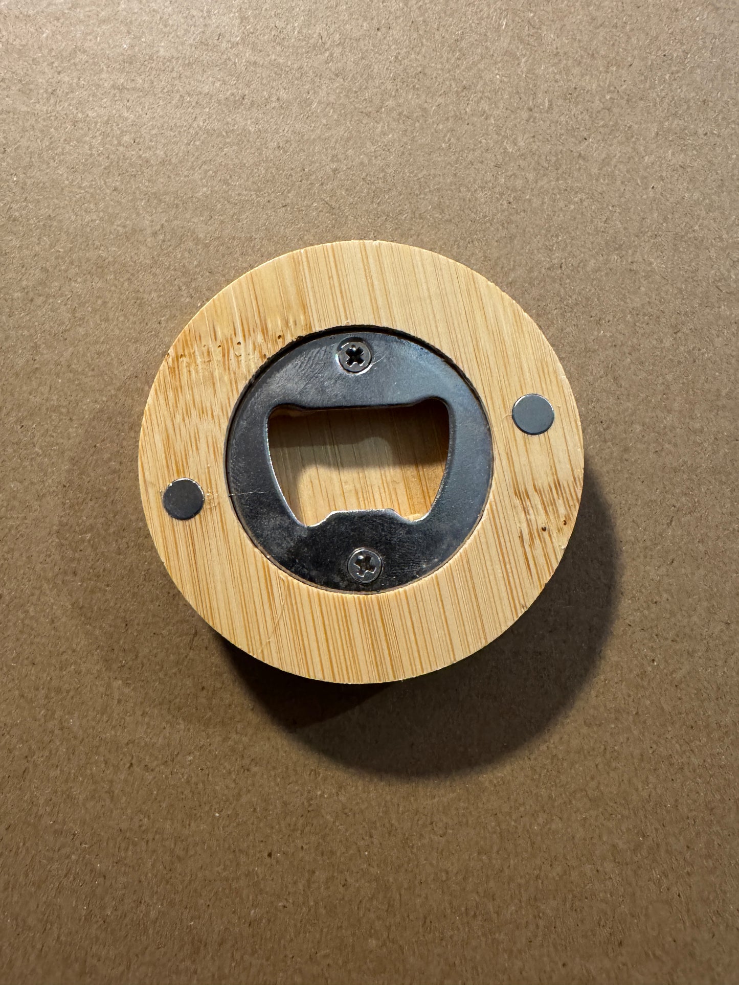 Rund Personalisierter Flaschenöffner aus Holz mit Gravur – Geschenkidee mit Wunschtext