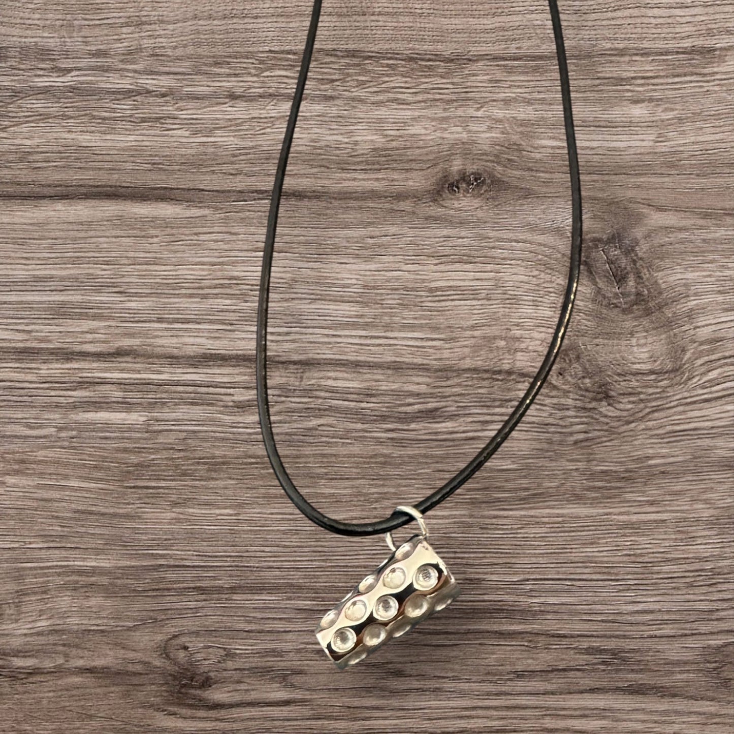 Dubbe Halskette – Lederband mit Dubbe-Anhänger